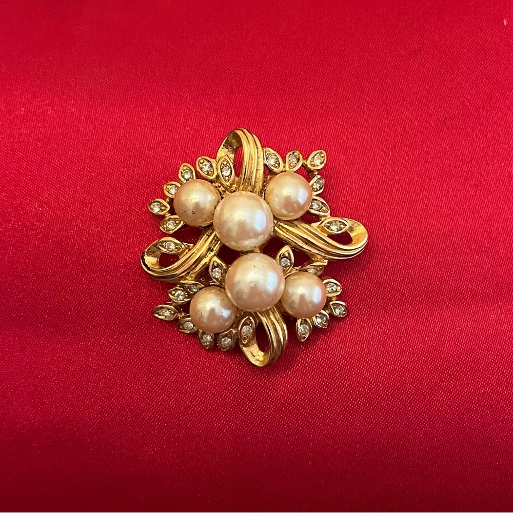 Richelieu Gold and Pearl Brooch with Stones